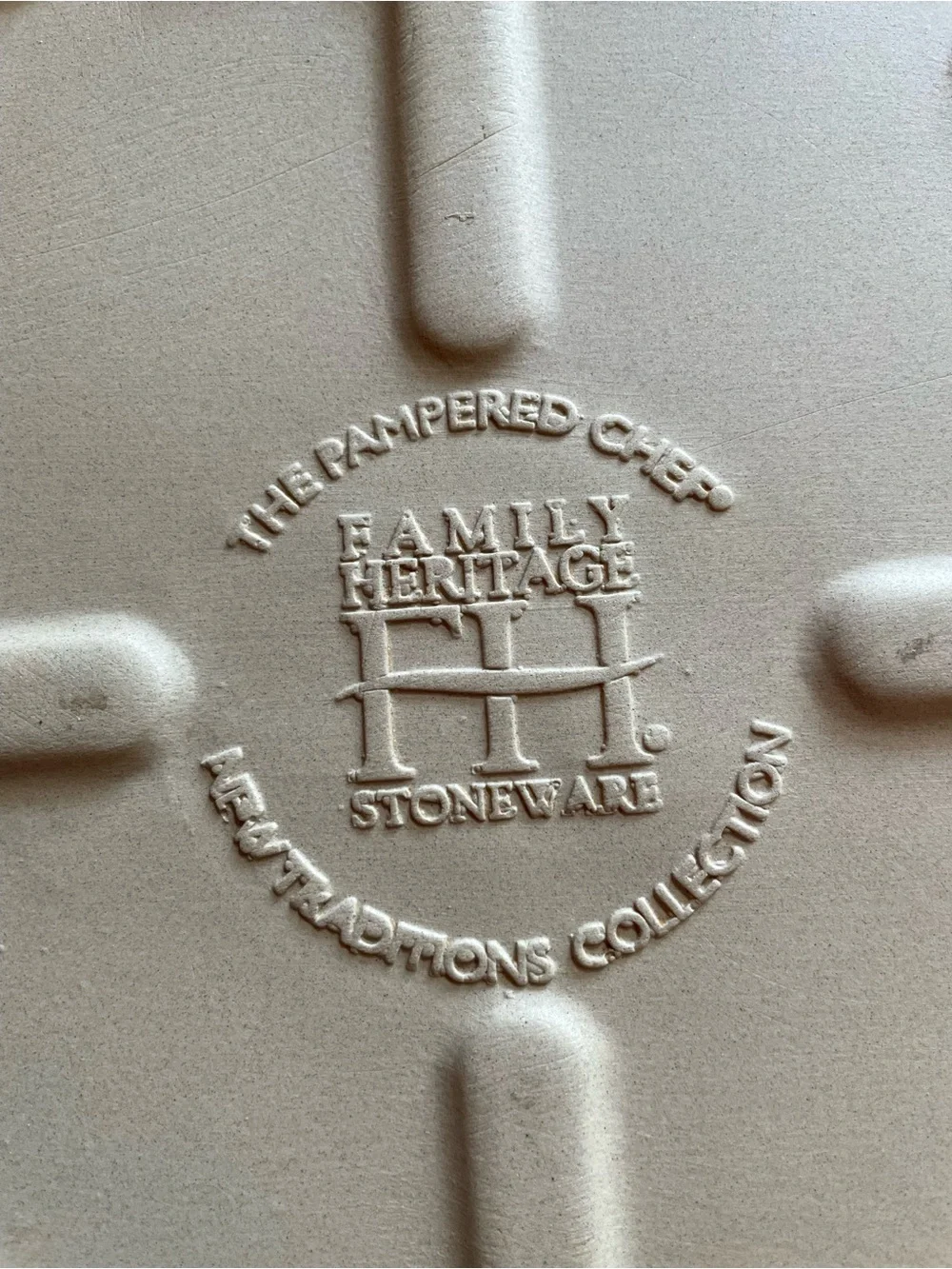 Pampered Chef 9x9 Stoneware Baking Dish in Cream